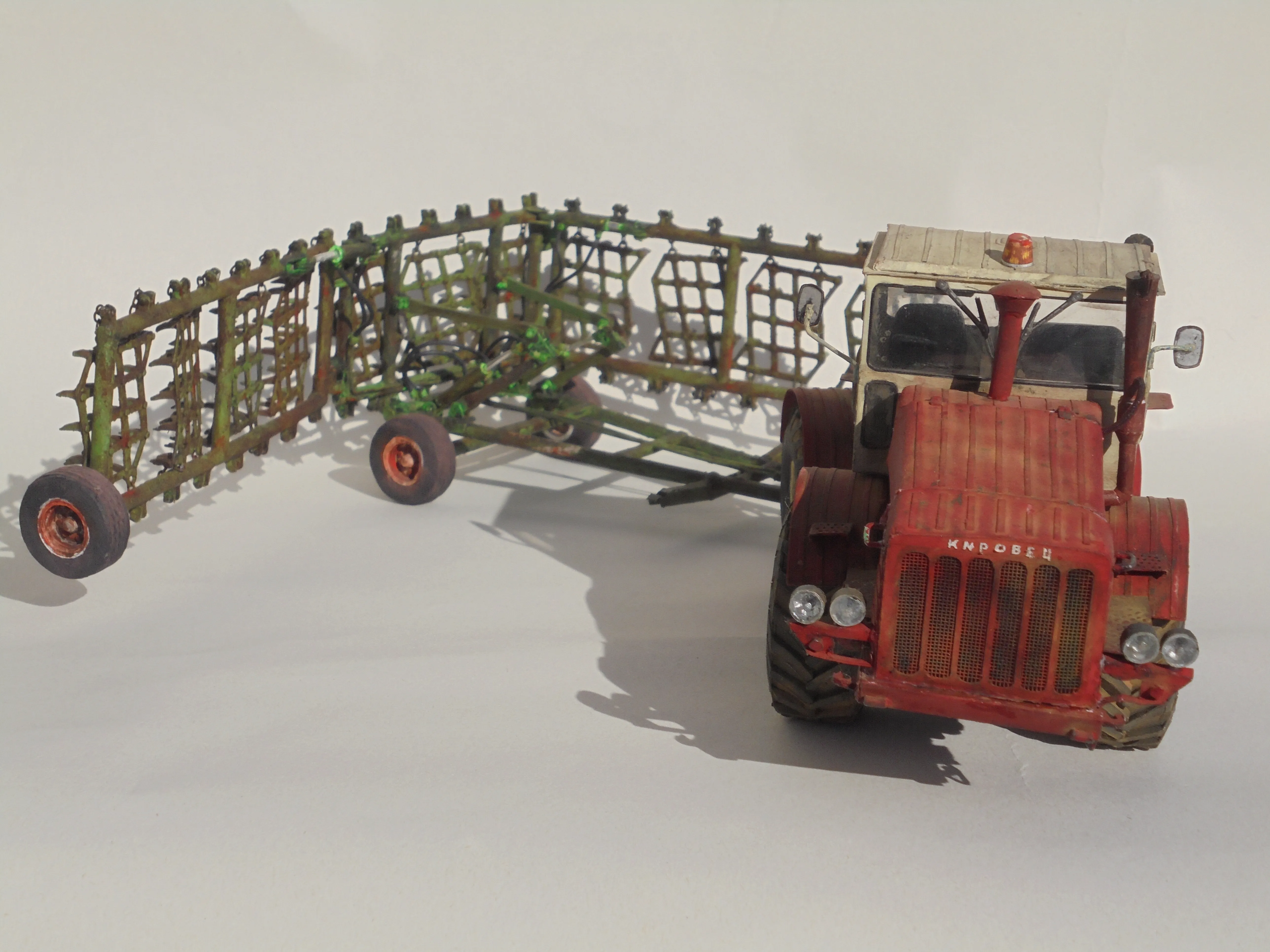 Ťažkotonážny kĺbový traktor Kirovec K-700